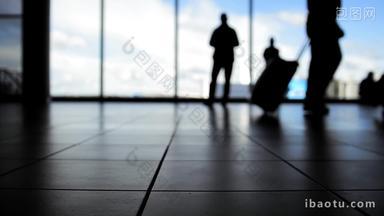 机场大厅拉手提箱的人